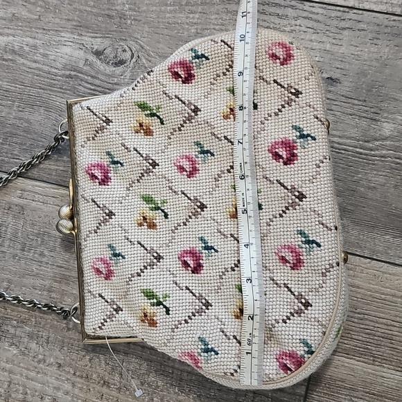 Vintage Floral 1950s 60s Needlepoint hand bag - Picture 4 of 10